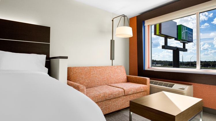 Holiday Inn Express & Suites Sanford Room
