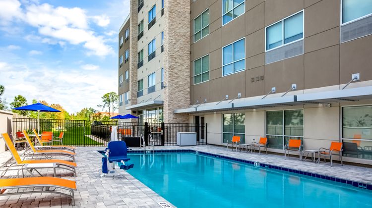Holiday Inn Express & Suites Sanford Pool