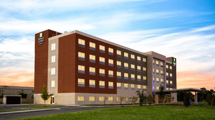 Holiday Inn Express & Suites Sanford Exterior