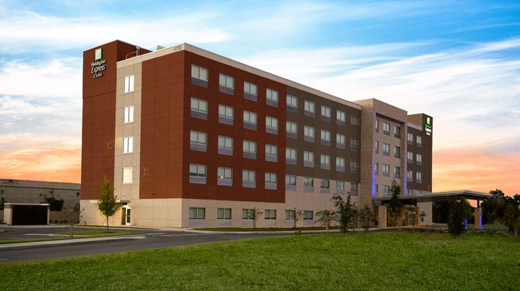 Holiday Inn Express & Suites Sanford Exterior