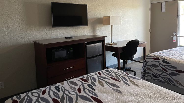 Red Roof Inn LaGrange Room