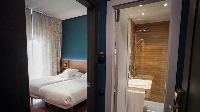 <b>Paris Spa Hotel Room</b>. Images powered by <a href="https://www.leonardoworldwide.com/" title="Leonardo Worldwide" target="_blank">Leonardo</a>.