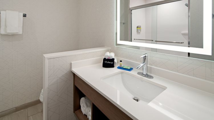 Holiday Inn Express & Suites Millennium Room