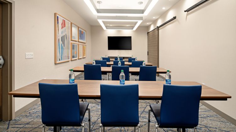 Holiday Inn Express & Suites Millennium Meeting