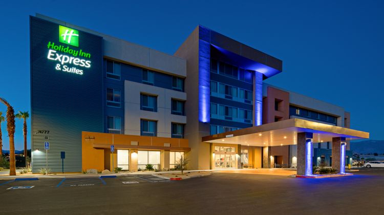 Holiday Inn Express & Suites Millennium Exterior
