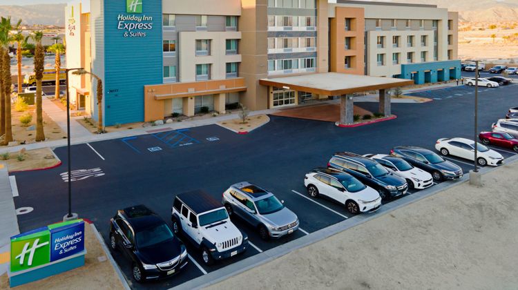 Holiday Inn Express & Suites Millennium Exterior