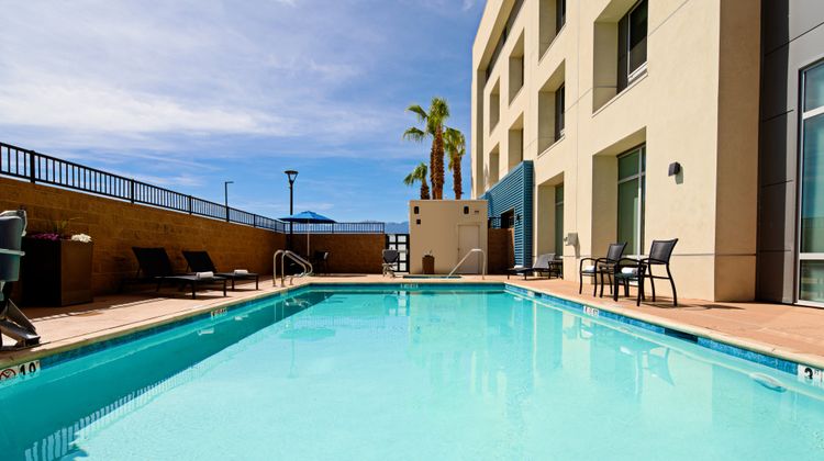 Holiday Inn Express & Suites Millennium Pool
