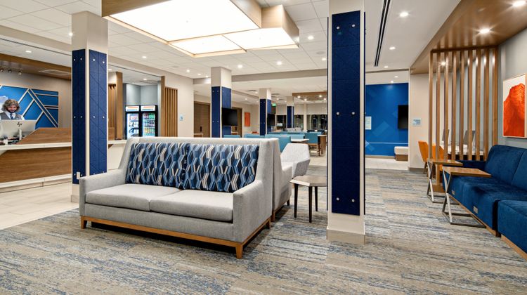 Holiday Inn Express & Suites Millennium Lobby