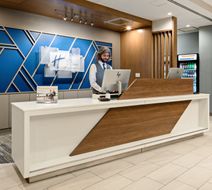 Holiday Inn Express & Suites Millennium Lobby