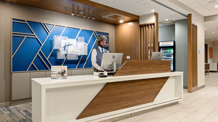 Holiday Inn Express & Suites Millennium Lobby