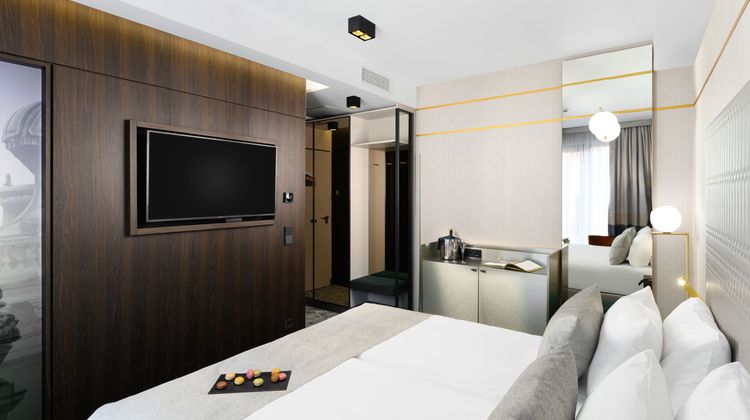 Emerald Hotel & Suites Room