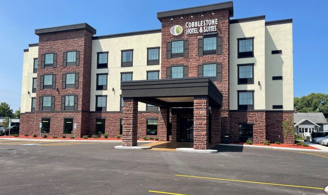 Cobblestone Hotel & Suites Little Chute Exterior