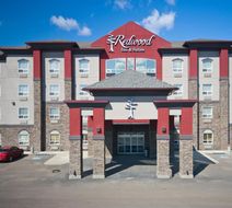 Redwood Inn & Suites Exterior