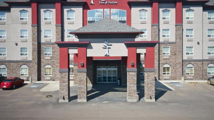 Redwood Inn & Suites Exterior