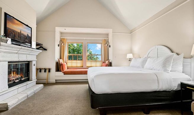 Saratoga Inn Room