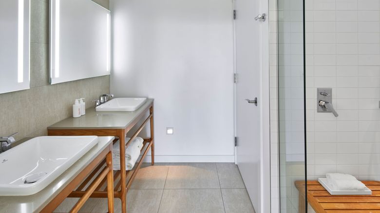 <b>Sarasota Modern, Tribute Portfolio Hotel Room</b>. Images powered by <a href="https://www.leonardoworldwide.com/" title="Leonardo Worldwide" target="_blank">Leonardo</a>.