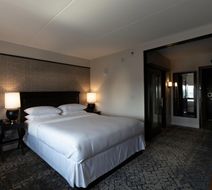 Sheraton Chicago Northbrook Hotel Room