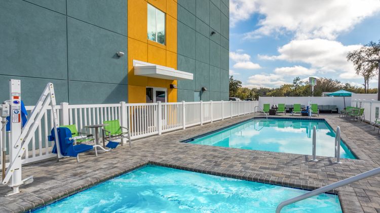 Holiday Inn Express & Suites Wildwood Pool