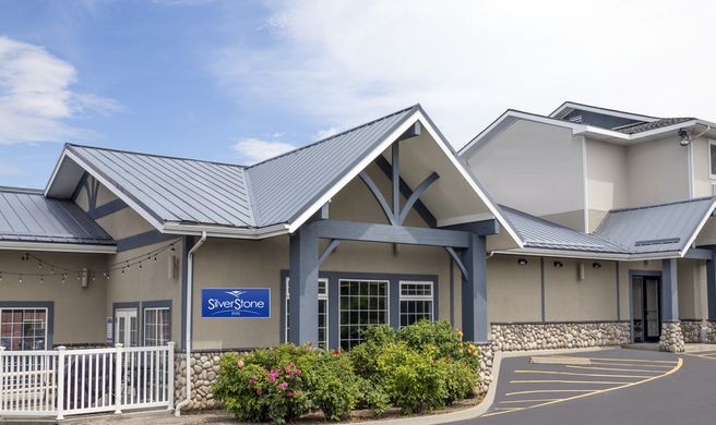 SilverStone Inn & Suites Exterior