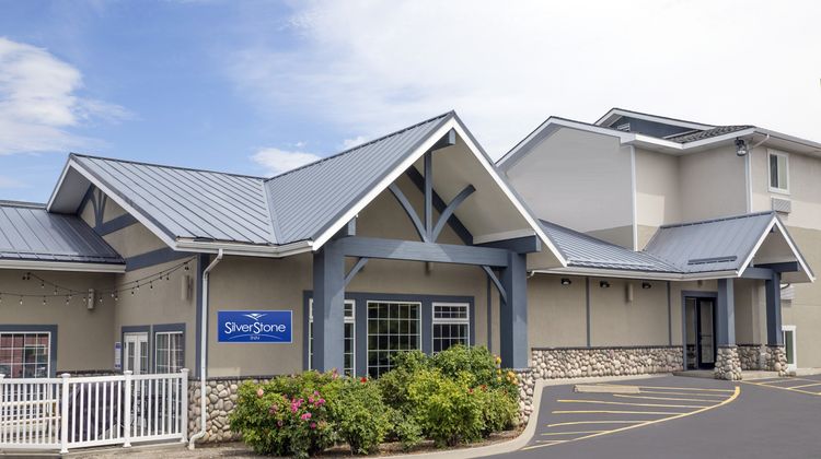 SilverStone Inn & Suites Exterior