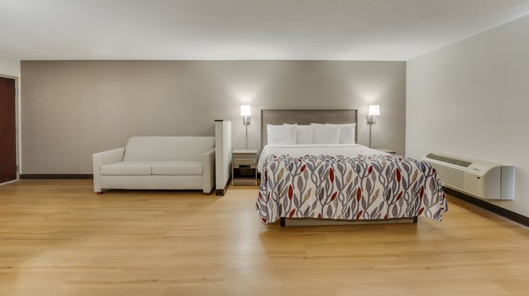 Red Roof Inn & Suites Newport Middletown Suite