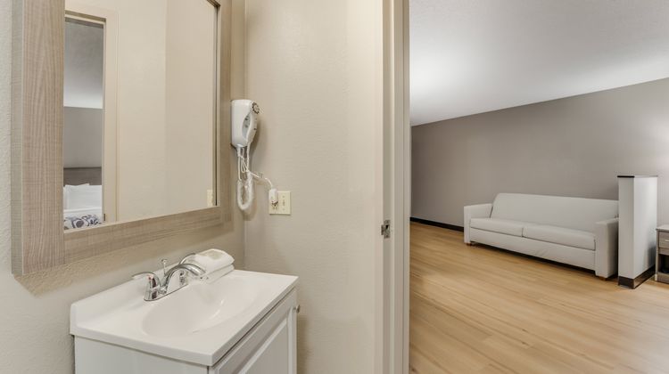 Red Roof Inn & Suites Newport Middletown Room