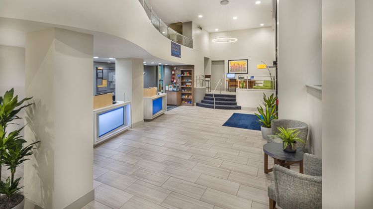 Holiday Inn Express Hotel & Suites Lobby