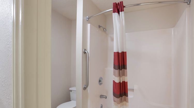 Red Roof Inn Dillon, SC Room