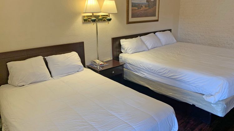 Red Carpet Inn Room