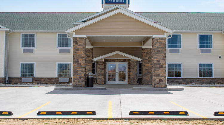 Cobblestone Inn & Suites Exterior