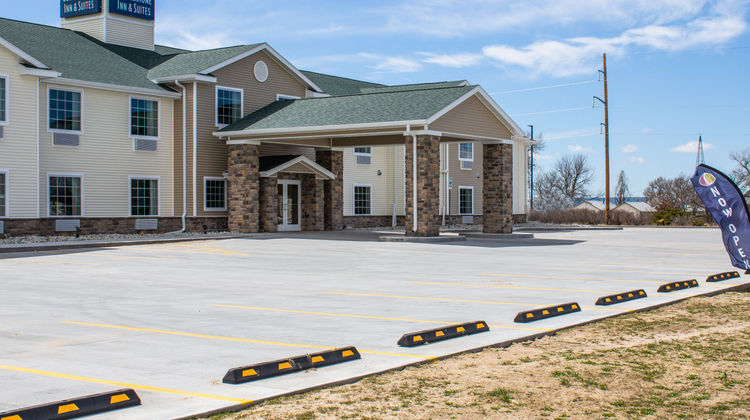 Cobblestone Inn & Suites Exterior