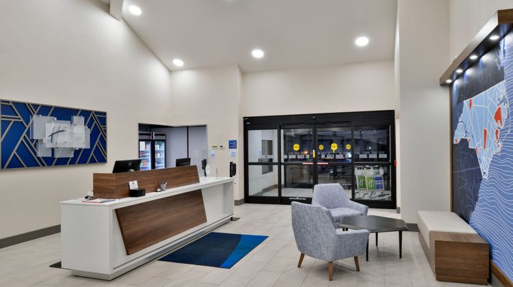 Holiday Inn Express Downtown West Lobby