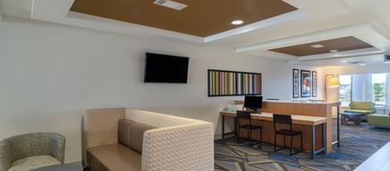Holiday Inn Express & Suites Talladega Lobby