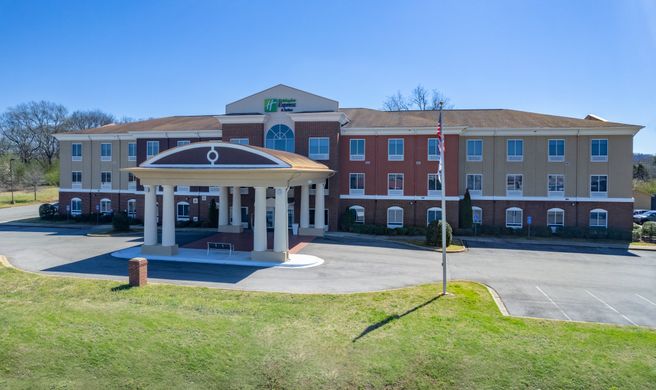Holiday Inn Express & Suites Talladega Exterior