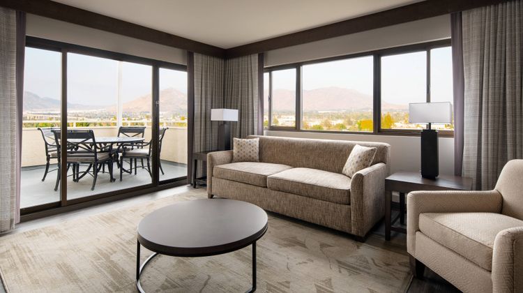 Marriott Riverside at Convention Center Suite