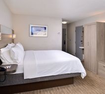 Holiday Inn Express Downtown West Room