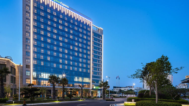 Holiday Inn Express Silver Beach Exterior