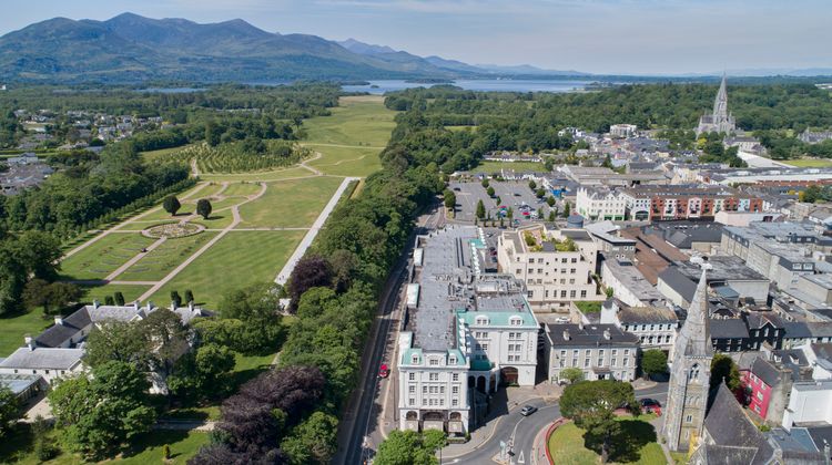 Killarney Plaza Hotel & Spa Exterior