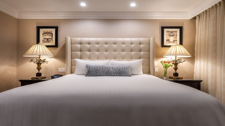 Beverly Hills Plaza Hotel & Spa Suite