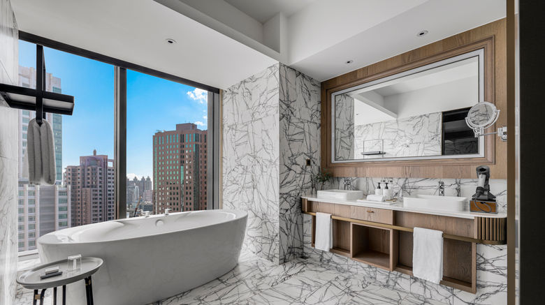 <b>InterContinental Kaohsiung Suite</b>. Images powered by <a href="https://www.leonardoworldwide.com/" title="Leonardo Worldwide" target="_blank">Leonardo</a>.