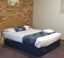 Pines Country Club Motor Inn Room