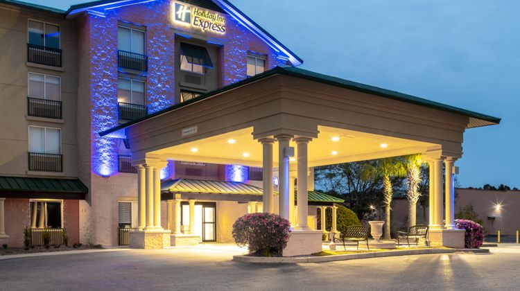 Holiday Inn Express & Suites Exterior