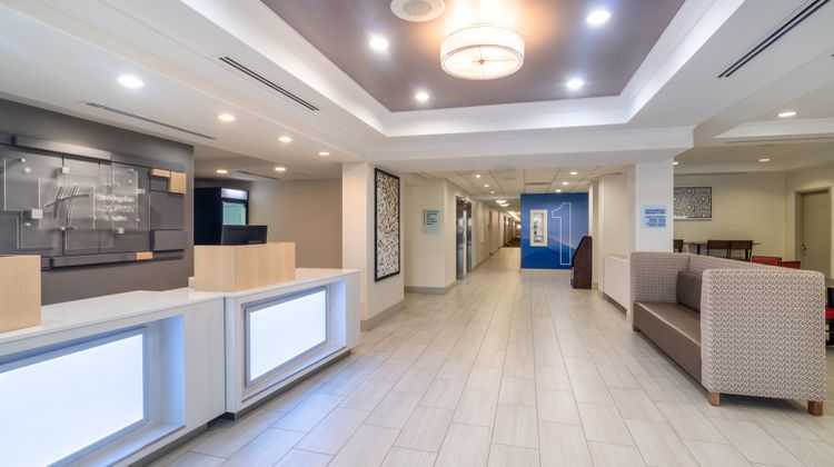 Holiday Inn Express & Suites Lobby
