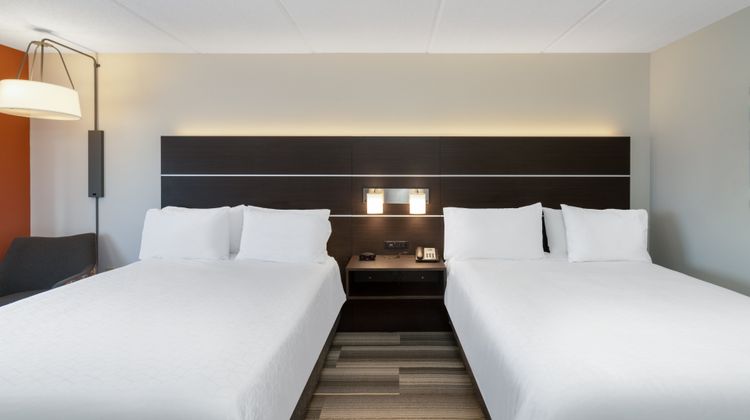 Holiday Inn Express & Suites Room
