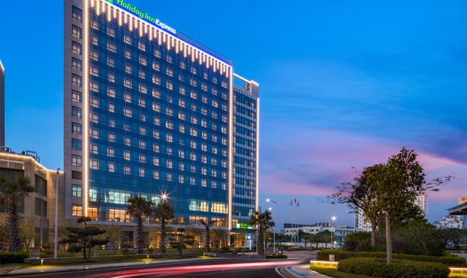 Holiday Inn Express Silver Beach Exterior
