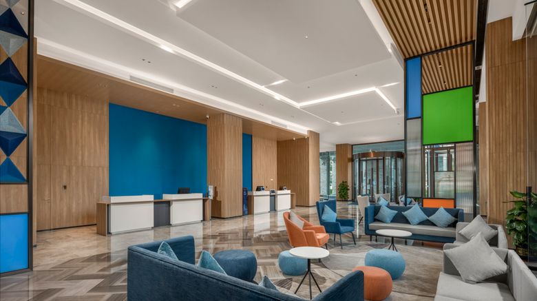 <b>Holiday Inn Express Silver Beach Lobby</b>. Images powered by <a href="https://www.leonardoworldwide.com/" title="Leonardo Worldwide" target="_blank">Leonardo</a>.