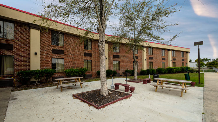 Red Roof Inn & Suites Jacksonville, NC Exterior