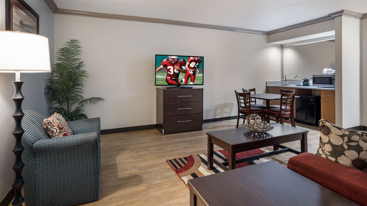 Red Roof Inn & Suites Jacksonville, NC Suite