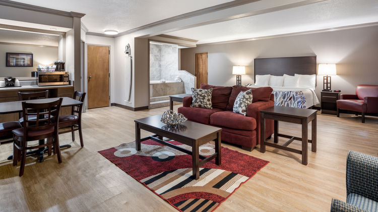 Red Roof Inn & Suites Jacksonville, NC Suite