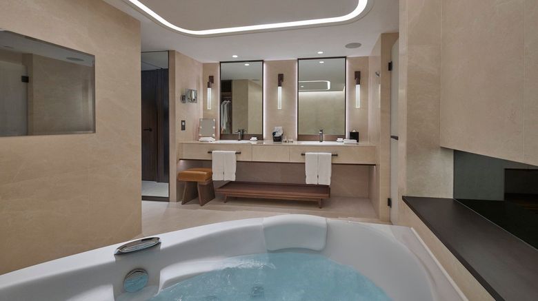 <b>New World Millennium Hong Kong Hotel Room</b>. Images powered by <a href="https://www.leonardoworldwide.com/" title="Leonardo Worldwide" target="_blank">Leonardo</a>.